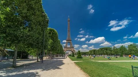 Eiffel Tower on Champs de Mars in Paris timelapse hyperlapse, France Stockfoto's