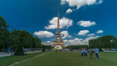 Eiffel Tower on Champs de Mars in Paris timelapse hyperlapse, France Fotos de archivo