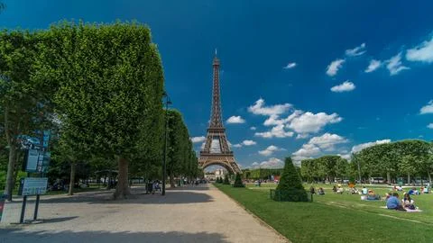 Eiffel Tower on Champs de Mars in Paris timelapse hyperlapse, France Fotos de archivo