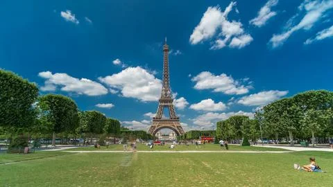 Eiffel Tower on Champs de Mars in Paris timelapse hyperlapse, France Fotos de archivo