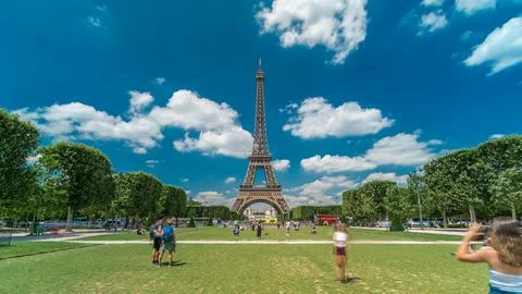 Eiffel Tower on Champs de Mars in Paris timelapse hyperlapse, France Foto stock