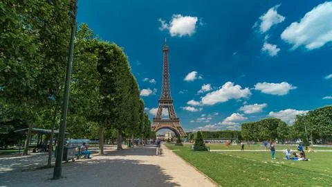 Eiffel Tower on Champs de Mars in Paris timelapse hyperlapse, France Foto stock