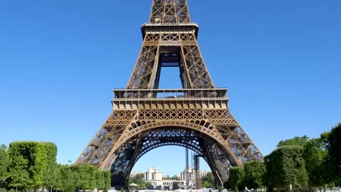Eiffel Tower close up view looking up at the Paris, France Vidéo 218308573