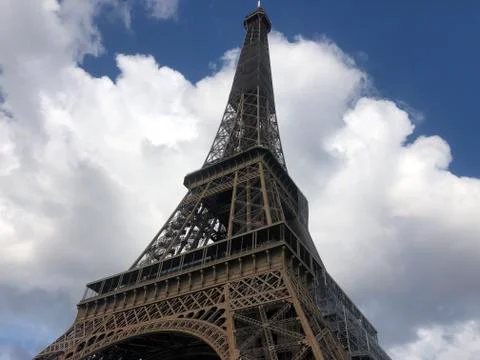 Eiffel tower in clouds beautiful view of eiffel tower in paris france Foto stock