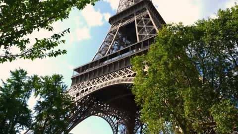 Eiffel tower with clouds on a sunny day in Paris, France Vidéo 123401463