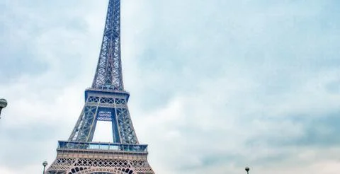 The Eiffel Tower on a cloudy winter day - Paris Stockfoto's