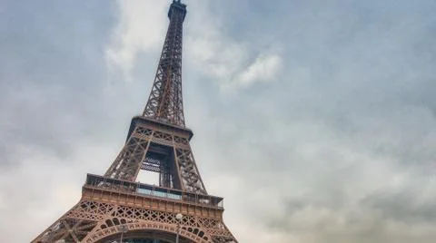 The Eiffel Tower on a cloudy winter day - Paris Stockfoto's