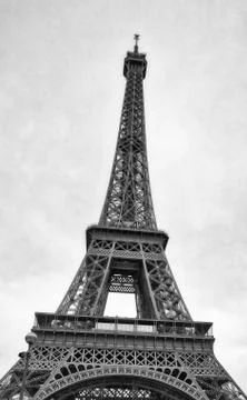 The Eiffel Tower on a cloudy winter day - Paris Stockfoto's