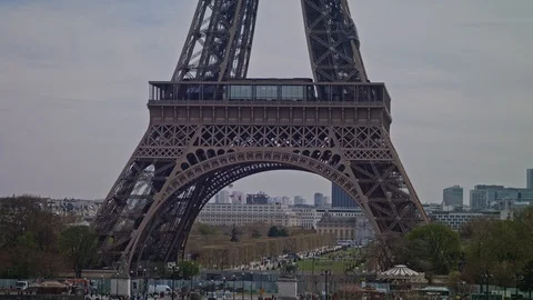 Eiffel Tower Day close tilt up Video stock 124409630