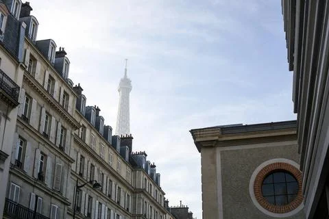 Eiffel Tower Eiffel Tower pictured in the fog of winter in Paris, France o... Stockfoto's