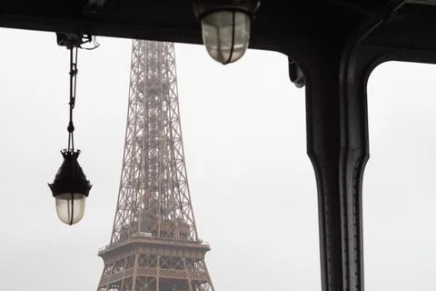 The Eiffel Tower elevator from the Bir Hakeim bridge in the rain in Paris Stock-Fotos
