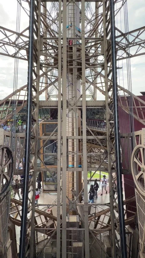 Eiffel Tower elevator system transporting visitors in Paris 스톡 동영상 334261334