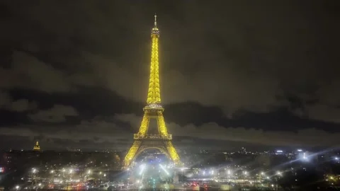 Eiffel Tower goes dark for Earth Hour, París, FR - 22 Mar 2025 Stock Footage 304764656