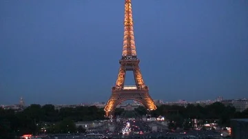 Eiffel Tower in High Speed at dusk Video stock 86091462