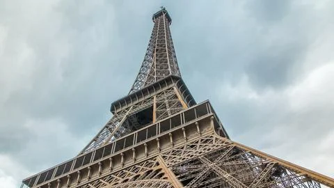 Eiffel Tower Hips timelapse - Shot from the base of the Eiffel Tower Stock-Fotos