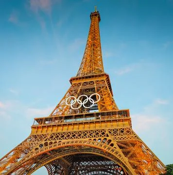 Eiffel tower. Illuminated tower with Olympic rings 스톡 사진
