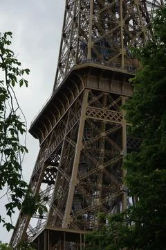 Eiffel tower iron structure reaching up into gray sky Fotos Stock