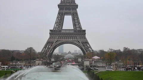 Eiffel Tower Light Performance Show. Stockbeeldmateriaal 57732111