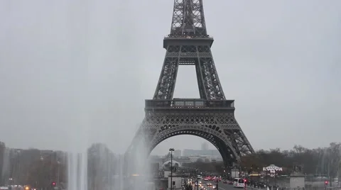 Eiffel Tower Light Performance Show. Stockbeeldmateriaal 57732184