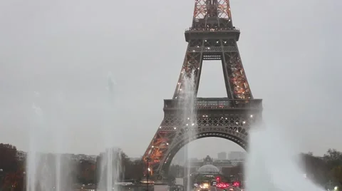 Eiffel Tower Light Performance Show. Stockbeeldmateriaal 57732194