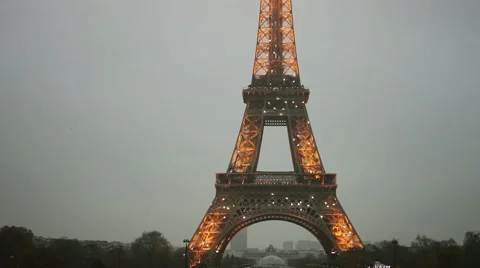 Eiffel Tower Light Performance Show. Stockbeeldmateriaal 57732200