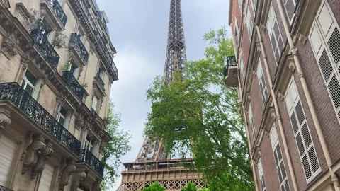 Eiffel Tower from lively Rue Buenos-Ayres street, 8th arrondissement, Paris. 動画素材 311943733