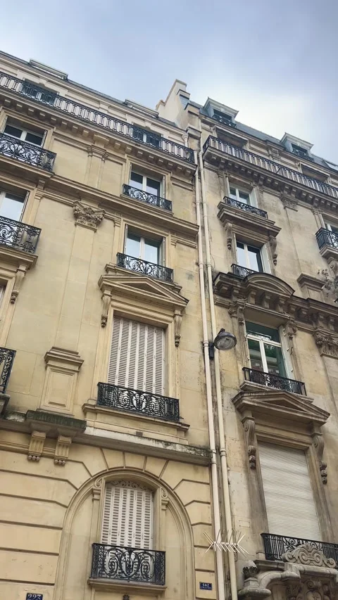 Eiffel Tower from lively Rue Buenos-Ayres street, 8th arrondissement, Paris. Stock-Footage 311944121