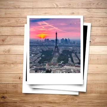 Eiffel tower memory on photo frame brown wood plank background Stockfoto's