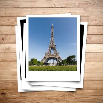 Eiffel tower memory on photo frame brown wood plank background Foto stock