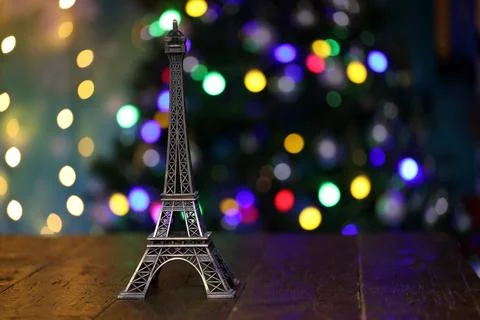 The Eiffel Tower model on the table, on the decorated Christmas tree backgrou Foto stock