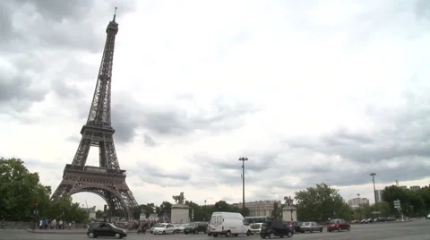 Eiffel Tower, moody sky, traffic in foreground Stock Footage 43149998