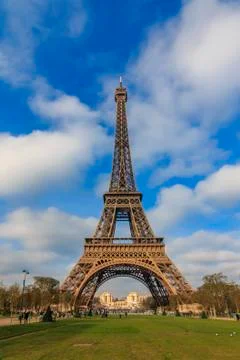 Eiffel Tower or Tour Eiffel seen from Champ de Mars in Paris, France on a bea Stock-Fotos