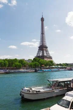 Eiffel tower  over Seine river Fotos Stock