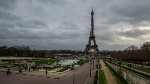 Eiffel tower in paris with cloudy sky - timelapse Video stock 45862931