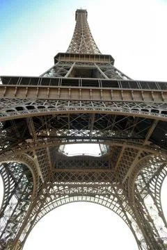 Eiffel tower in paris at day Eiffel Tower in Paris against a dramatic blue... Stock-Fotos