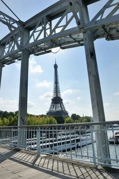 Eiffel tower in paris at day Eiffel Tower in Paris against a dramatic blue... Stock-Fotos