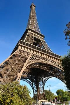 Eiffel tower in paris at day Eiffel Tower in Paris against a dramatic blue... Foto stock