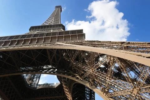 Eiffel tower in paris at day Eiffel Tower in Paris against a dramatic blue... Stockfoto's