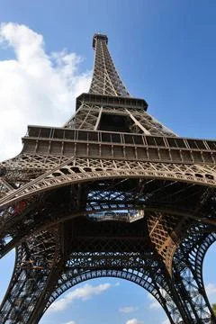 Eiffel tower in paris at day Eiffel Tower in Paris against a dramatic blue... Stock-Fotos