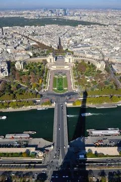 Eiffel tower in paris at day Eiffel Tower in Paris against a dramatic blue... Foto stock