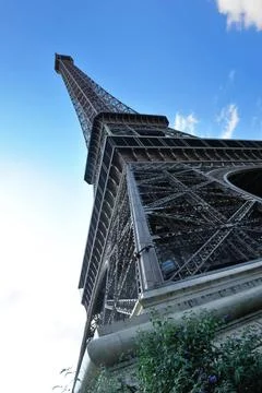 Eiffel tower in paris at day Eiffel Tower in Paris against a dramatic blue... Stockfoto's