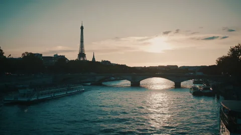 Eiffel tower in paris during sunset Video stock 139757549