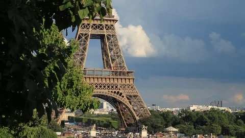Eiffel Tower in Paris Stockbeeldmateriaal 121150957
