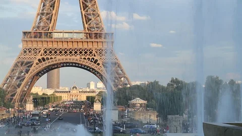 Eiffel Tower in Paris Vídeos de archivo 121151000