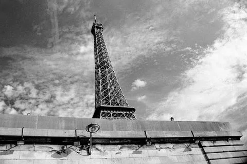 Eiffel Tower in Paris Paris Eiffel Tower woman looking over parapet at Eiffel Fotos Stock