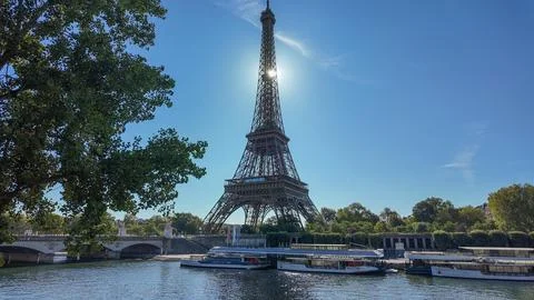 The Eiffel tower in Paris with sun rays by the Seine river Foto stock