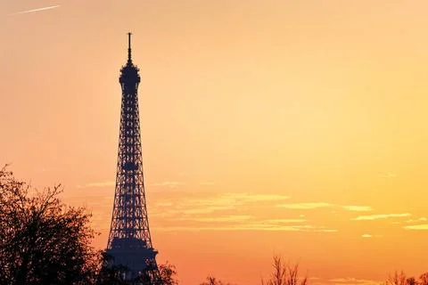 Eiffel tower in Paris on sunset eiffel tower in Paris on yellow warm sprin... Stock-Fotos