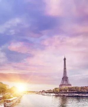 Eiffel tower in Paris at sunset. 스톡 사진