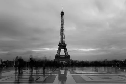 Eiffel tower, Paris symbol and iconic landmark in France, on a cloudy day. Dusk 스톡 사진