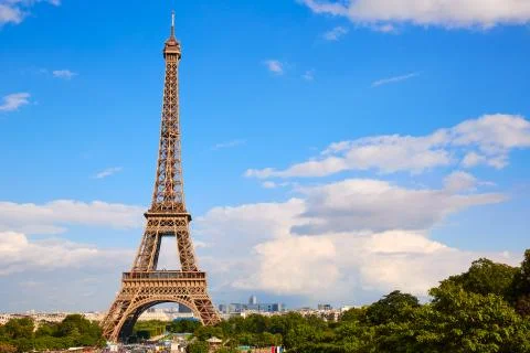 Eiffel Tower in Paris under blue sky France Stock-Fotos